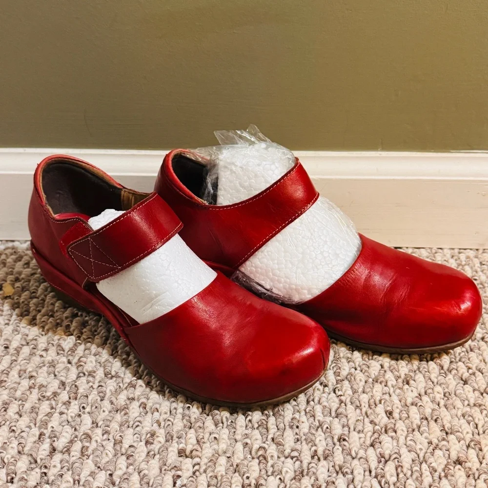 Bright Red L’Artiste Leather Sassy Comfortable Mary Jane Style Shoes! - Picture 1 of 16